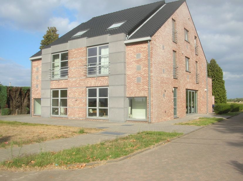 Mooi landelijk gelegen villa- appartement met zicht over de open velden. Vlakbij zeer mooie wandelgebieden&lt;br /&gt;
Het appartement omvat: inkomhal, gast